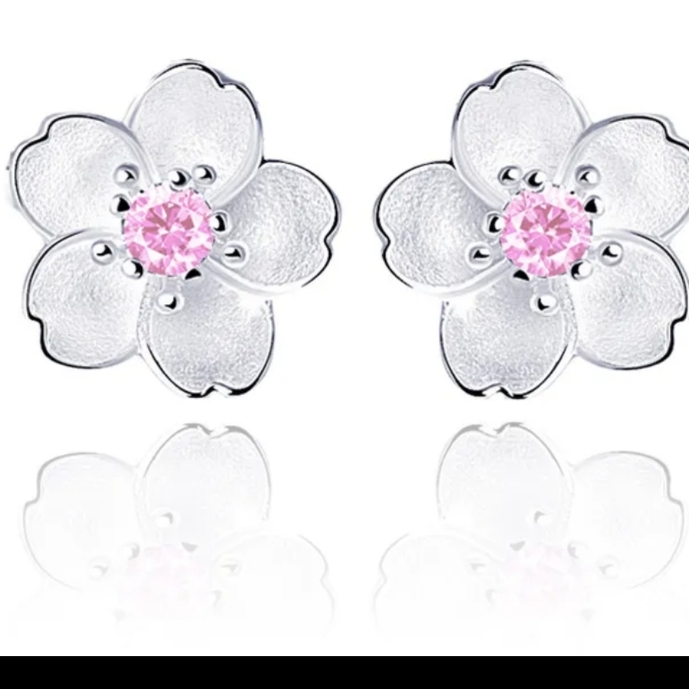 ❤️ S925 Silver and Zarconia Camellia Stud Earrings. NWT